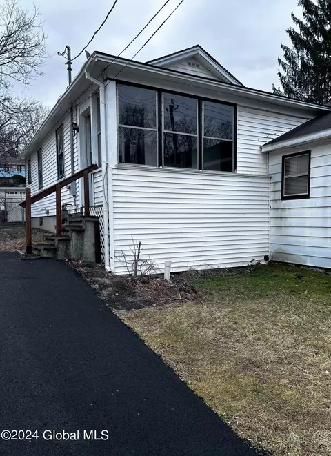 84 N Lake Ave, Troy, NY 12180