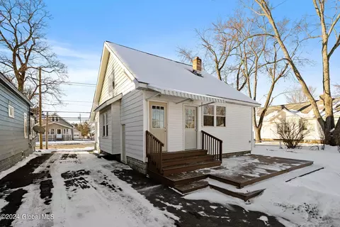 825 Curry Rd, Schenectady, NY 12306 photo 4