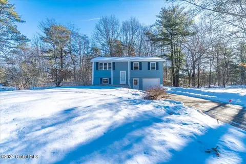 27 Red Coach Trl, Ballston Spa, NY 12020