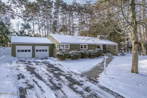 22 Chestnut Hill Rd S, Loudonville, NY 12211
