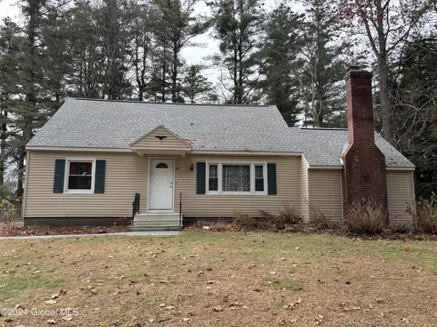 207 Pinewood Dr, Schenectady, NY 12303