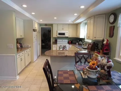 66 Manor Dr, Glenmont, NY 12077 photo 6