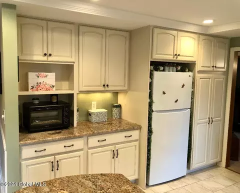 66 Manor Dr, Glenmont, NY 12077 photo 9