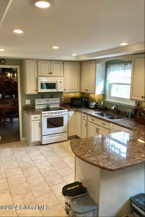 66 Manor Dr, Glenmont, NY 12077 photo 8