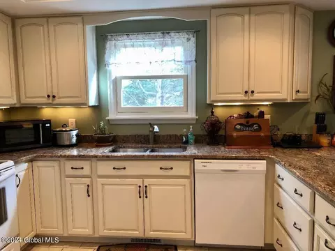 66 Manor Dr, Glenmont, NY 12077 photo 7