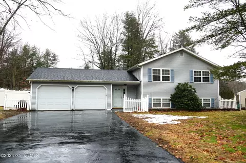 30 Pinehollow Dr, Ballston Spa, NY 12020