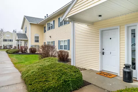 1203 Cambridge Manor Dr, Scotia, NY 12302