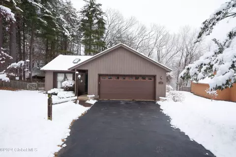 35 Meadow Rue Pl, Malta, NY 12020