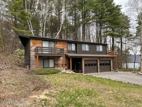 32 Carriage Hill Rd, Diamond Point, NY 12824