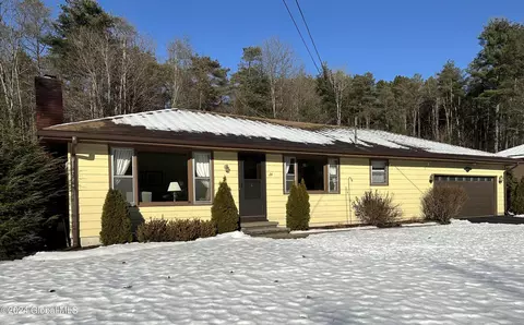 24 Bonner Dr, Queensbury, NY 12804