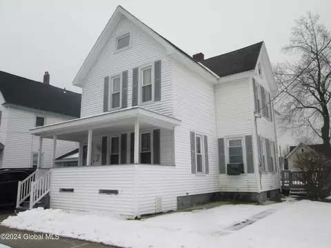 16 Newman St, Gloversville, NY 12078