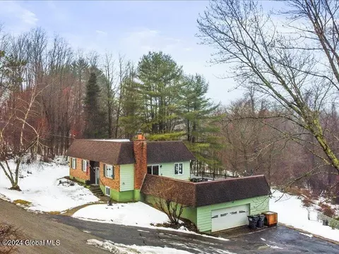 147 Strawberry Hill Rd, Gloversville, NY 12078