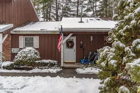 8 Queens Way, Queensbury, NY 12804