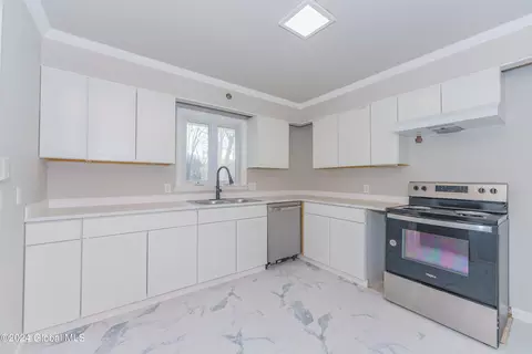Kitchen - 968 Douglas Ct, Schenectady, NY 12309 photo 2 of 3