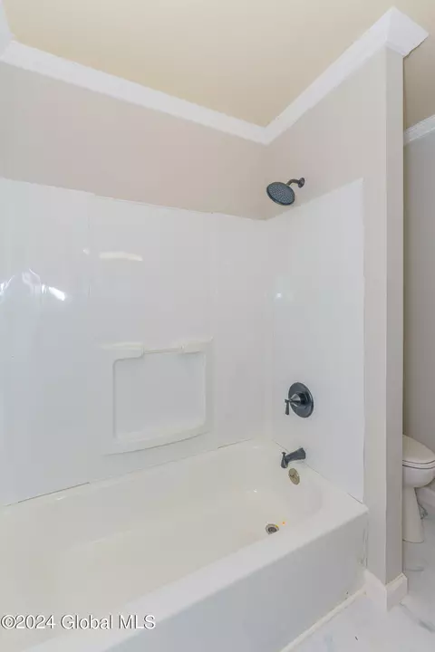 Bath - 968 Douglas Ct, Schenectady, NY 12309 photo 4 of 5