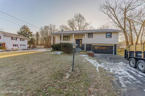 968 Douglas Ct, Schenectady, NY 12309