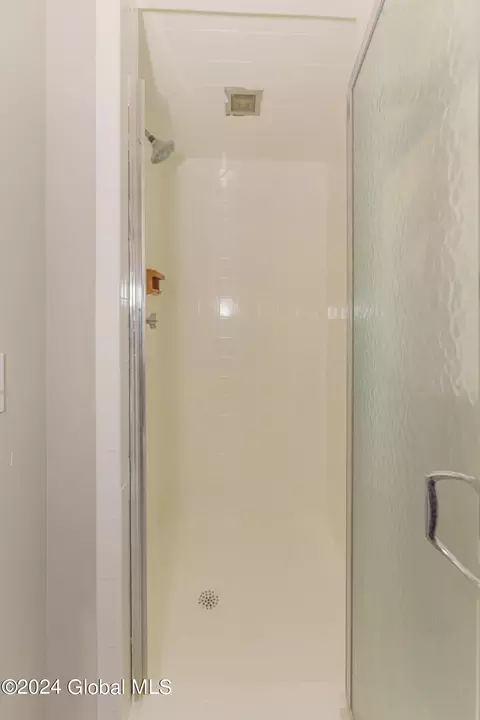 Bath - 968 Douglas Ct, Schenectady, NY 12309 photo 2 of 5