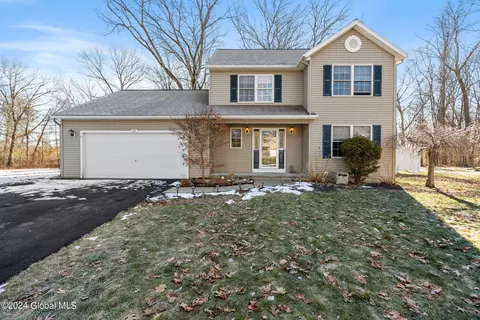 29 Valleywood Dr, Glenville, NY 12302