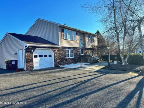 34 Dowling Rd, Albany, NY 12205