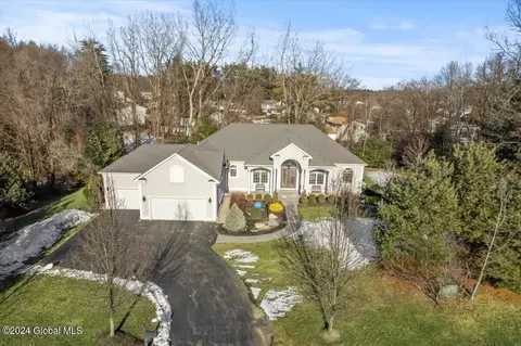 5 Carriage Hill Ln, Schenectady, NY 12303