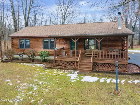 768 Lisha Kill Rd, Niskayuna, NY 12309