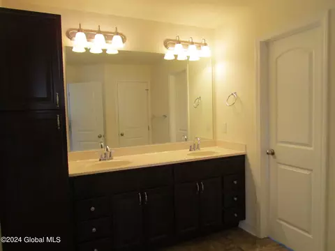Bath - 158 Paddock Cir, Schenectady, NY 12306 photo 1 of 8