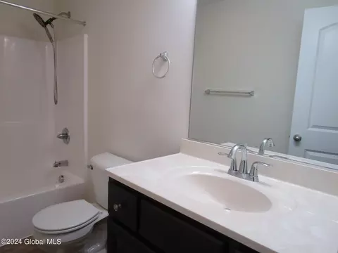 Bath - 158 Paddock Cir, Schenectady, NY 12306 photo 7 of 8