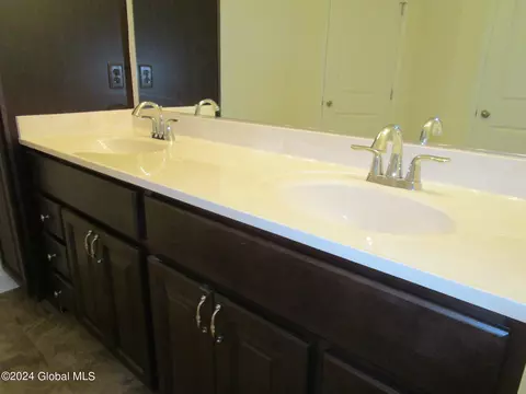 Bath - 158 Paddock Cir, Schenectady, NY 12306 photo 4 of 8
