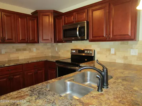 Kitchen - 158 Paddock Cir, Schenectady, NY 12306 photo 7 of 8
