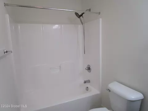 Bath - 158 Paddock Cir, Schenectady, NY 12306 photo 8 of 8