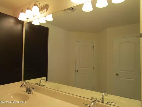 Bath - 158 Paddock Cir, Schenectady, NY 12306 photo 3 of 8