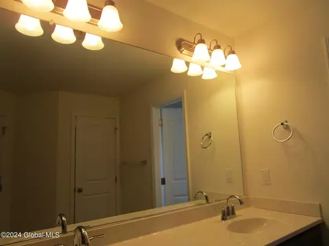 Bath - 158 Paddock Cir, Schenectady, NY 12306 photo 2 of 8