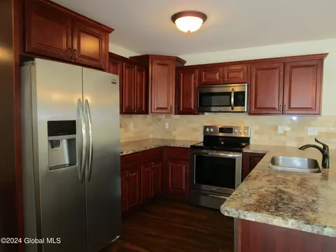 Kitchen - 158 Paddock Cir, Schenectady, NY 12306 photo 3 of 8