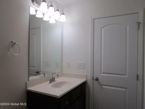 Bath - 158 Paddock Cir, Schenectady, NY 12306 photo 6 of 8