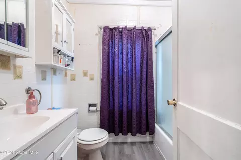 Bath - 4 Myrtle Ave, Schenectady, NY 12304 photo 1 of 2