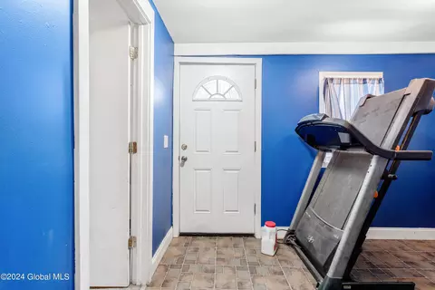 Entry Way - 4 Myrtle Ave, Schenectady, NY 12304 photo 1 of 2
