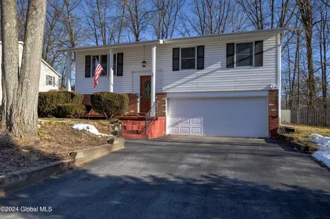 24 Ferndell Spring Dr, Saratoga Springs, NY 12866