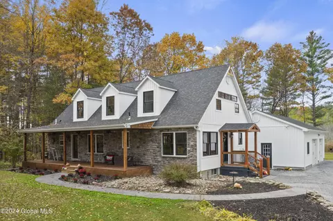 4 Cahill Ct, Middle Grove, NY 12850