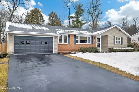 10 Danielwood Dr, Loudonville, NY 12211