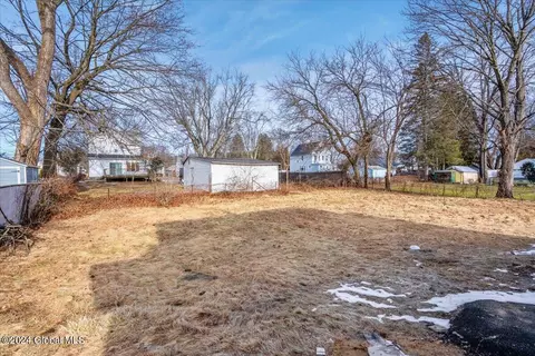Exterior - 217 Chiswell Rd, Schenectady, NY 12304 photo 7 of 10