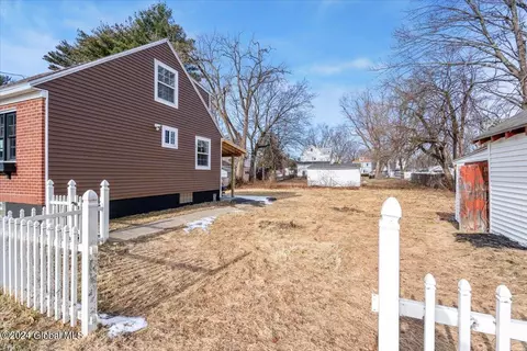 Exterior - 217 Chiswell Rd, Schenectady, NY 12304 photo 8 of 10
