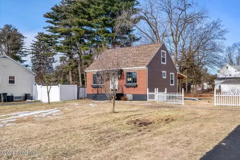 Exterior - 217 Chiswell Rd, Schenectady, NY 12304 photo 2 of 10