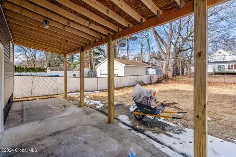Exterior - 217 Chiswell Rd, Schenectady, NY 12304 photo 5 of 10
