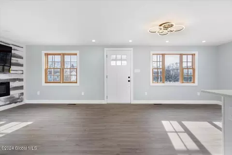 Living - 217 Chiswell Rd, Schenectady, NY 12304 photo 1 of 3