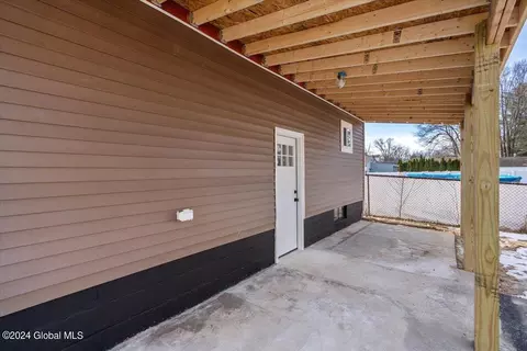 Exterior - 217 Chiswell Rd, Schenectady, NY 12304 photo 4 of 10