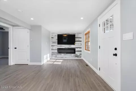 Living - 217 Chiswell Rd, Schenectady, NY 12304 photo 2 of 3