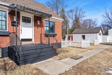 Exterior - 217 Chiswell Rd, Schenectady, NY 12304 photo 3 of 10