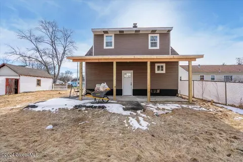 Exterior - 217 Chiswell Rd, Schenectady, NY 12304 photo 6 of 10