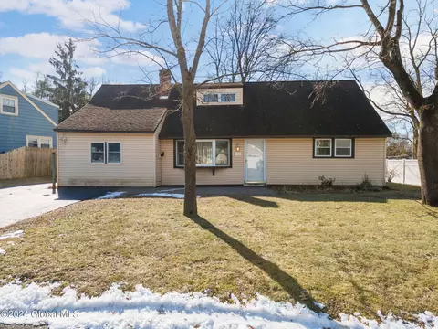 18 Knob Hill Rd, Loudonville, NY 12211