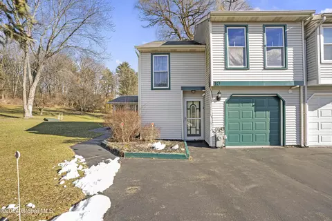 10 Carriage Rd, Clifton Park, NY 12065